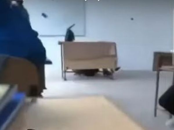 Video: Mai mulți elevi din Buzău riscă să fie exmatriculați după ce i-au făcut o farsă unei profesoare! Cadrul didactic s-a prăbușit la catedră