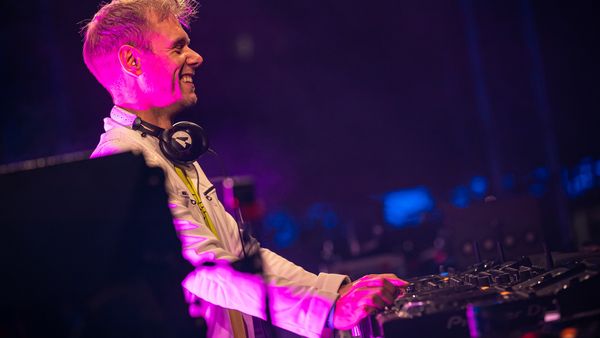 Armin van Buuren îşi sărbătoreşte ziua de naştere de Crăciun: Ce vârstă are artistul?