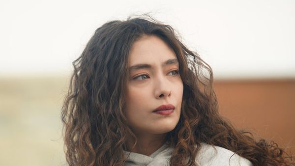 Neslihan Atagül, eroina serialului “Fiica ambasadorului”, care începe pe 3 ianuarie, la Kanal D, este considerată una dintre cele mai valoroase actrițe ale lumii