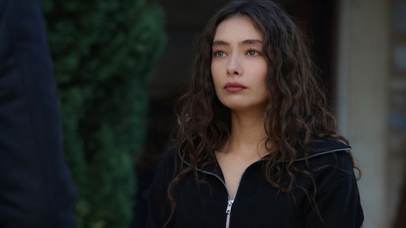 Neslihan Atagül, eroina serialului “Fiica ambasadorului”, care începe pe 3 ianuarie, la Kanal D, este considerată una dintre cele mai valoroase actrițe ale lumii