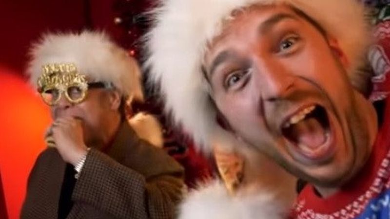 VIDEO: &bdquo;Sausage Rolls For Everyone&rdquo;, versiune a colaborării dintre Ed Sheeran şi Elton John, &icirc;n fruntea topului britanic de Crăciun