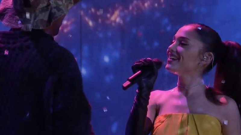 Ariana Grande și Kid Cudi au c&acirc;ntat live piesa &bdquo;Just Look Up&rdquo; (From Don&rsquo;t Look Up)