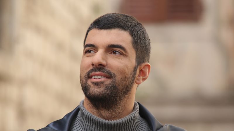 Cine este Engin Akyurek, actorul care interpretează rolul principal masculin &icirc;n &bdquo;Fiica Ambasadorului&rdquo;   
