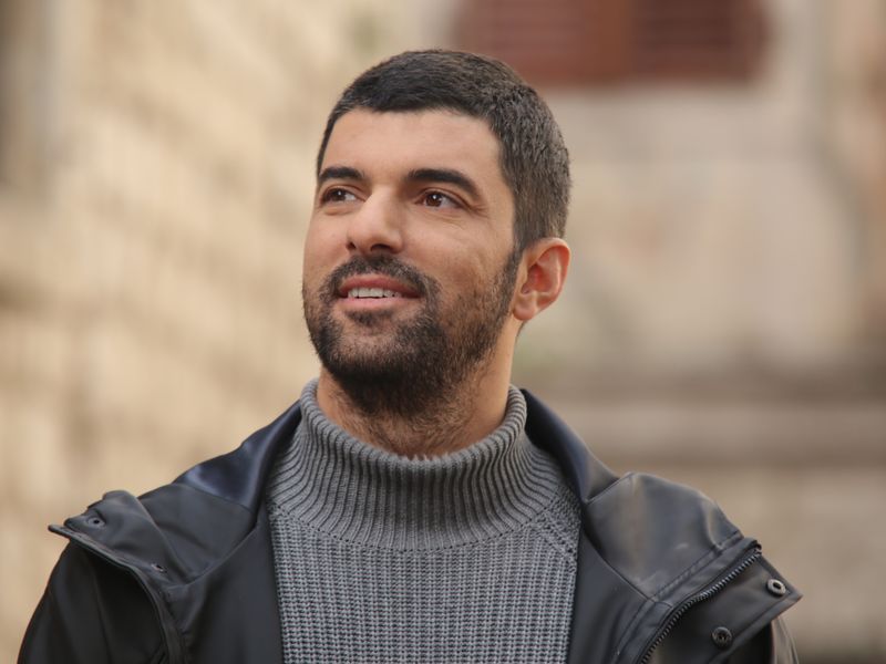 Cine este Engin Akyurek, actorul care interpretează rolul principal masculin în „Fiica Ambasadorului”   