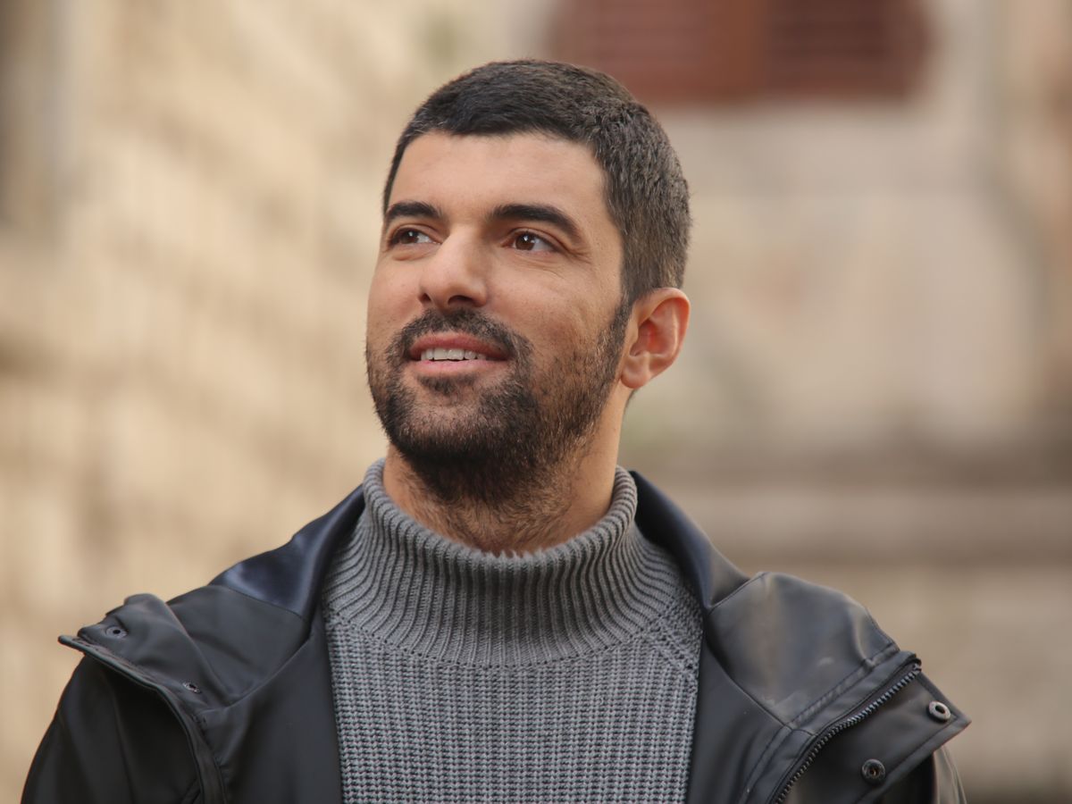 Cine este Engin Akyurek, actorul care interpretează rolul principal masculin în „Fiica Ambasadorului”   