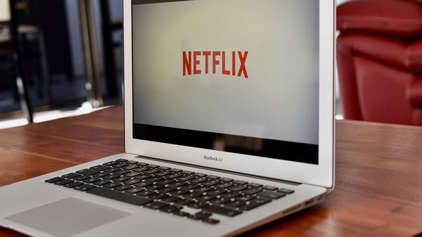Preţ abonament Netflix 2022: C&acirc;ţi bani trebuie să plătim pe lună pentru a vedea filmele şi serialele de pe platformă?