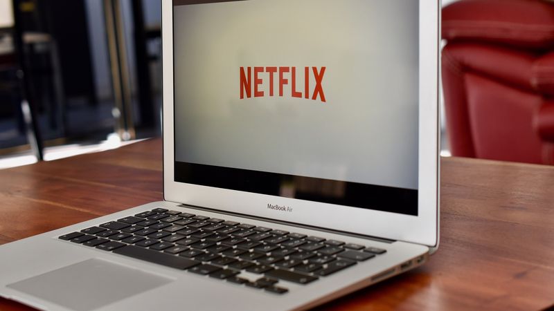 Preţ abonament Netflix 2022: Câţi bani trebuie să plătim pe lună pentru a vedea filmele şi serialele de pe platformă?