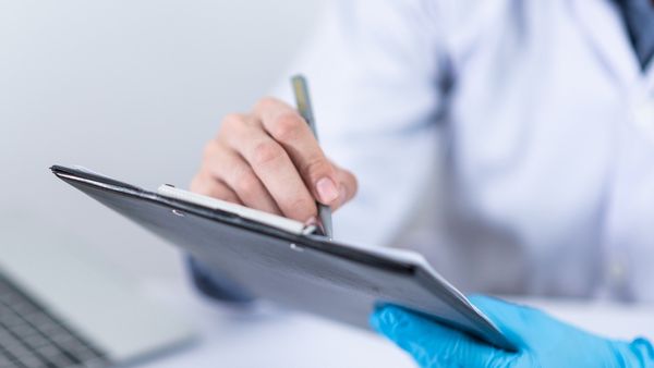 Un bărbat călcat de mașină nu a fost primit acasă după spitalizare! Motivul?! „Nu este vindecat”. Ce s-a întâmplat cu pacientul?!