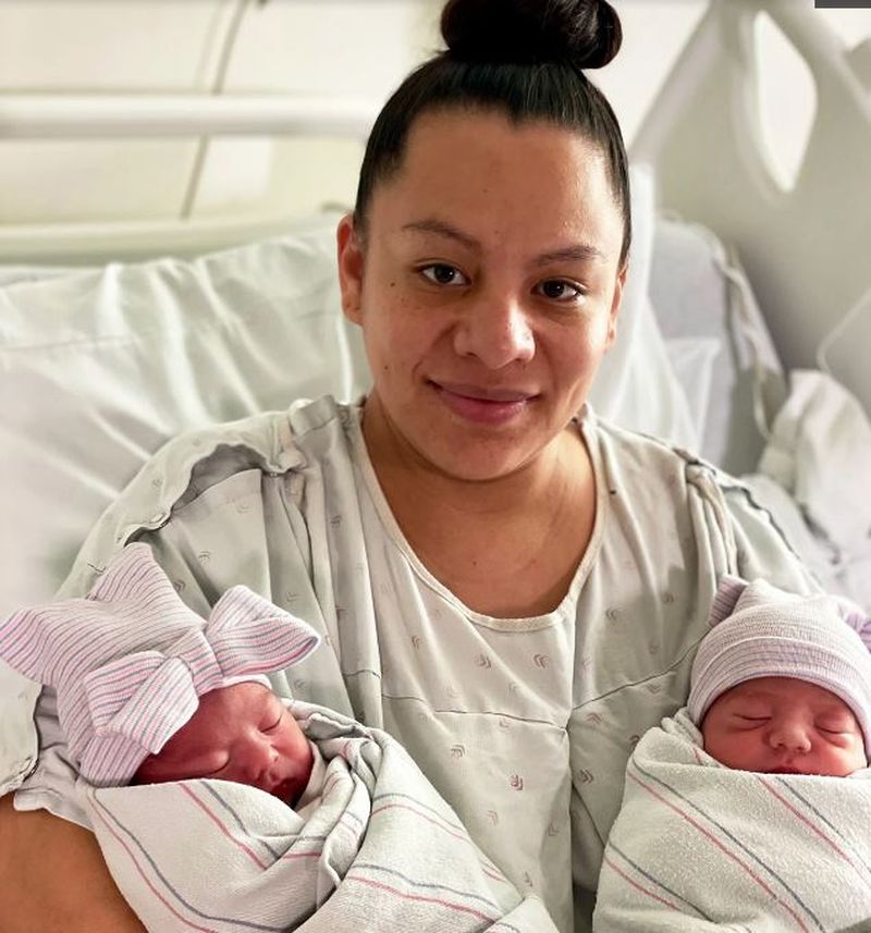 Caz rar în SUA! Doi gemeni s-au născut în ani diferiți! Fratele e născut în ultimele minute din 2021, iar sora în 2022 