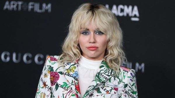 Miley Cyrus, aproape goală pe scenă în timpul unui concert de Anul Nou! Cum a ieșit artista din încurcătură?! 