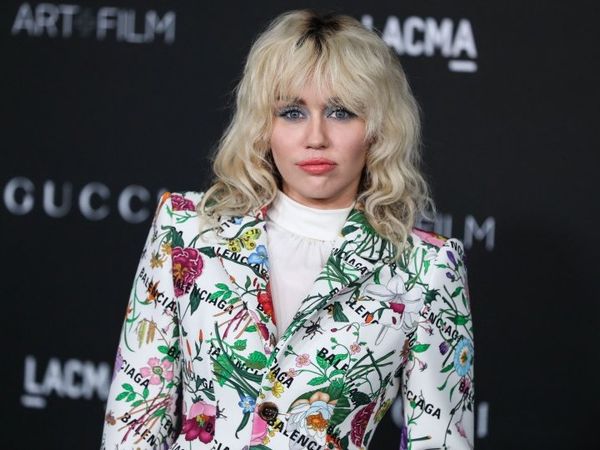 Miley Cyrus, aproape goală pe scenă &icirc;n timpul unui concert de Anul Nou! Cum a ieșit artista din &icirc;ncurcătură?! 