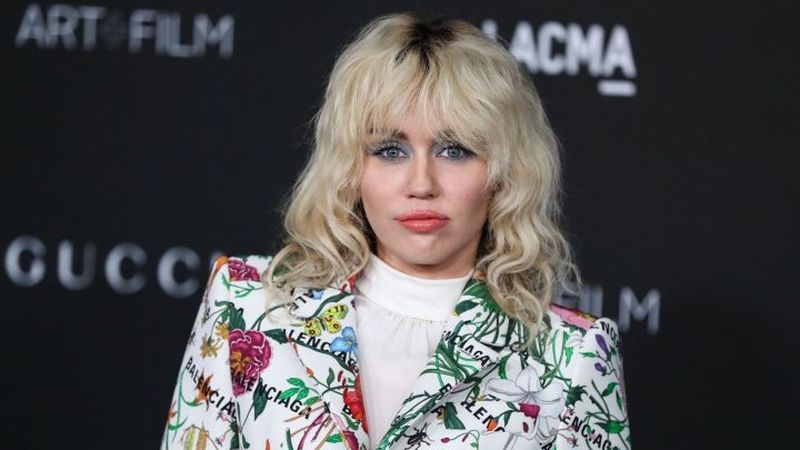 Miley Cyrus, aproape goală pe scenă &icirc;n timpul unui concert de Anul Nou! Cum a ieșit artista din &icirc;ncurcătură?! 
