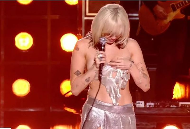 Miley Cyrus, aproape goală pe scenă în timpul unui concert de Anul Nou! Cum a ieșit artista din încurcătură?! 