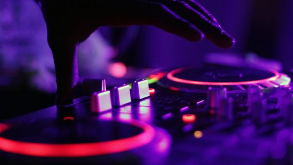 4 ianuarie 2022 - Ziua topurilor muzicale pop