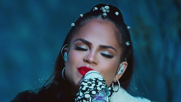 Natti Natasha a cântat live piesa „Hermosa Flor”. VERSURI „Hermosa Flor”