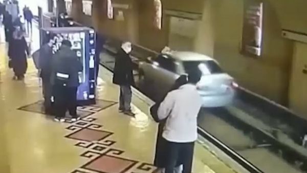Un șofer a ajuns din greșeală chiar pe linia de metrou! Cum au reacționat călătorii