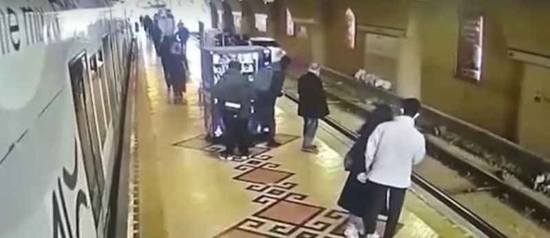 Un șofer a ajuns din greșeală chiar pe linia de metrou! Cum au reacționat călătorii