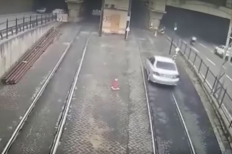 Un șofer a ajuns din greșeală chiar pe linia de metrou! Cum au reacționat călătorii