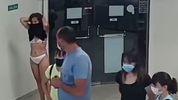 VIDEO: O femeie s-a dezbrăcat și a folosit rochia pe post de mască pentru a putea intra &icirc;ntr-un magazin