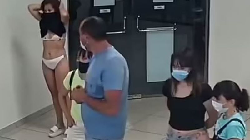 VIDEO: O femeie s-a dezbrăcat și a folosit rochia pe post de mască pentru a putea intra &icirc;ntr-un magazin