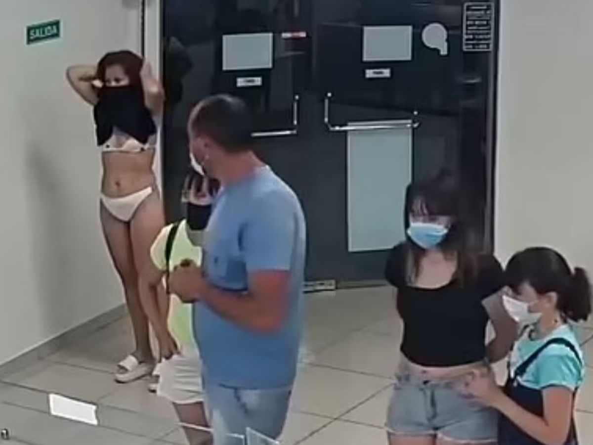 O femeie s-a dezbrăcat și a folosit rochia pe post de mască pentru a putea intra &icirc;ntr-un magazin