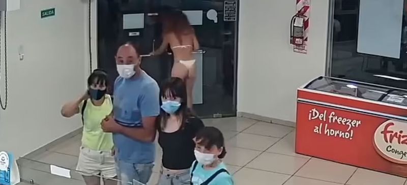 O femeie s-a dezbrăcat și a folosit rochia pe post de mască pentru a putea intra într-un magazin