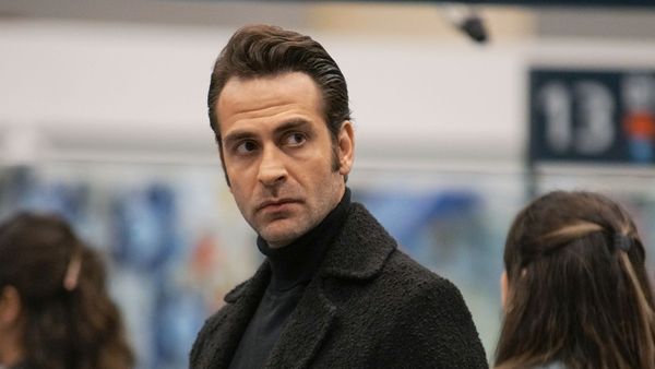 Erhan Alpay, actorul care îl interpretează pe Akîn, în “Fiica ambasadorului”: „Akîn este un sociopat, un personaj destul de nepoliticos și rău; mi-a plăcut să îl interpretez”