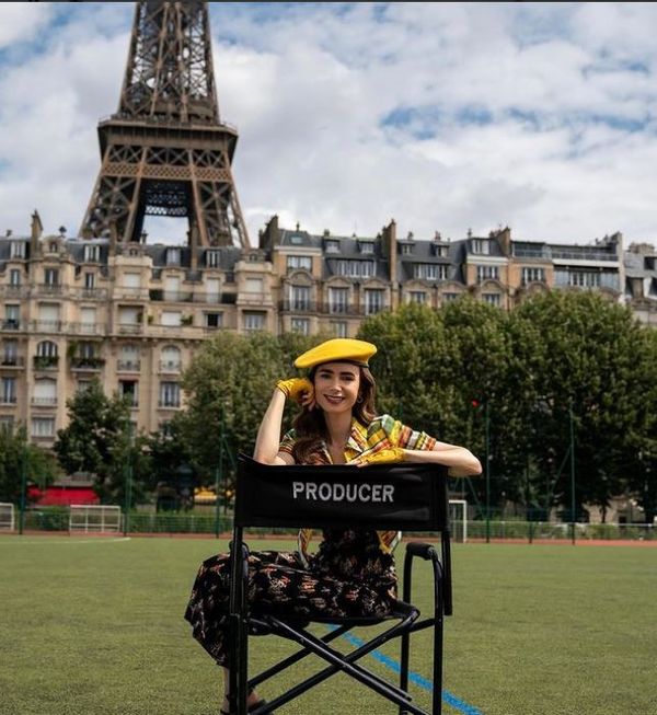 Un poster cu Lily Collins, vedeta serialului &bdquo;Emily in Paris&rdquo; a fost vandalizat. Cum a reacționat actrița?!