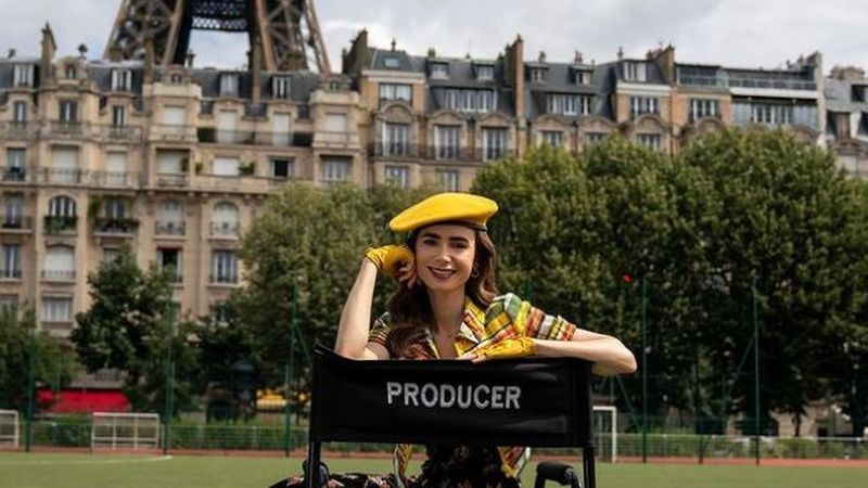 Un poster cu Lily Collins, vedeta serialului &bdquo;Emily in Paris&rdquo; a fost vandalizat. Cum a reacționat actrița?!