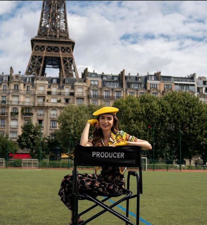 Un poster cu Lily Colins, vedeta serialului „Emily in Paris” a fost vandalizat. Cum a reacționat actrița?! 