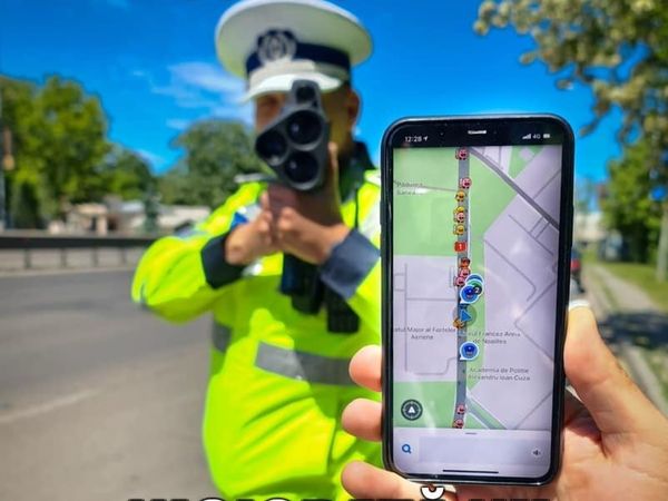 Dialog viral &icirc;ntre un polițist și un șofer după ce a fost oprit &icirc;n trafic: &bdquo;Pe Waze arată că sunteți pe cealaltă stradă&rdquo;