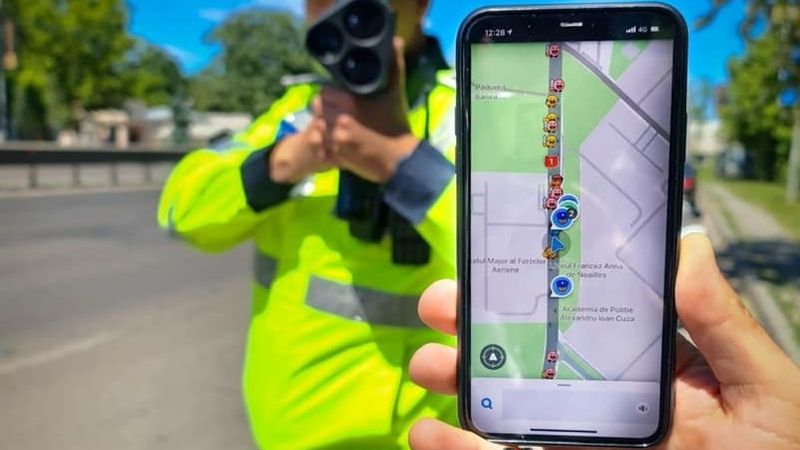 Dialog viral &icirc;ntre un polițist și un șofer după ce a fost oprit &icirc;n trafic: &bdquo;Pe Waze arată că sunteți pe cealaltă stradă&rdquo;