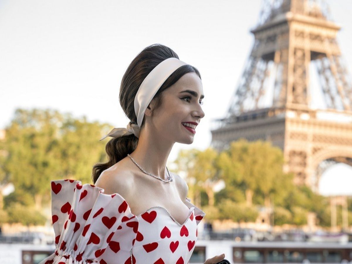 Serialul „Emily in Paris”, cu Lily Collins în rol principal, renoit cu sezoanele trei și patru
