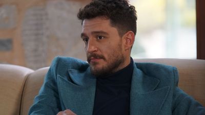 Uraz Kaygılaroğlu, Gediz din “Fiica ambasadorului”, un actor remarcabil și prezentator TV de succes