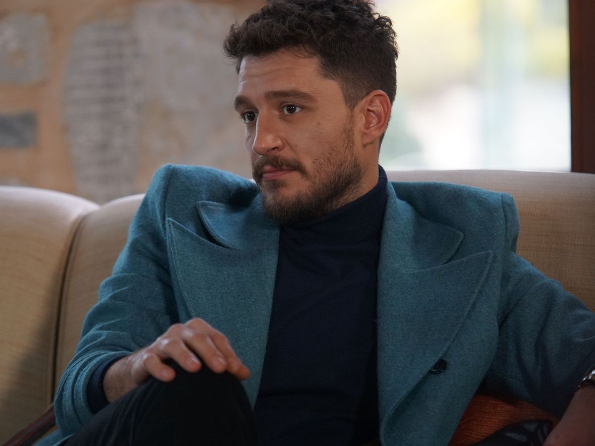 Uraz Kaygılaroğlu, Gediz din “Fiica ambasadorului”, un actor remarcabil și prezentator TV de succes