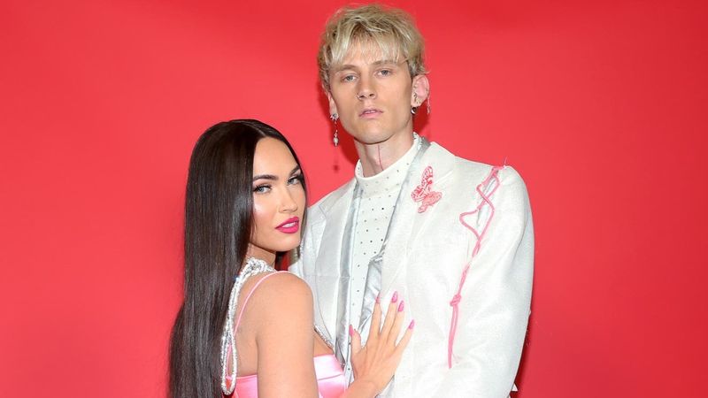 Actrița Megan Fox s-a logodit cu rapperul Machine Gun Kelly! Unde a avut loc cererea &icirc;n căsătorie?!: &bdquo;Nu eram conștienți de sacrificiile pe care le vom face &icirc;n relația noastră&rdquo;