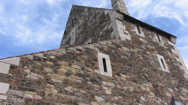 Dimineața Nebună. Un hoț care voia să jefuiască o casă a rămas blocat pe horn