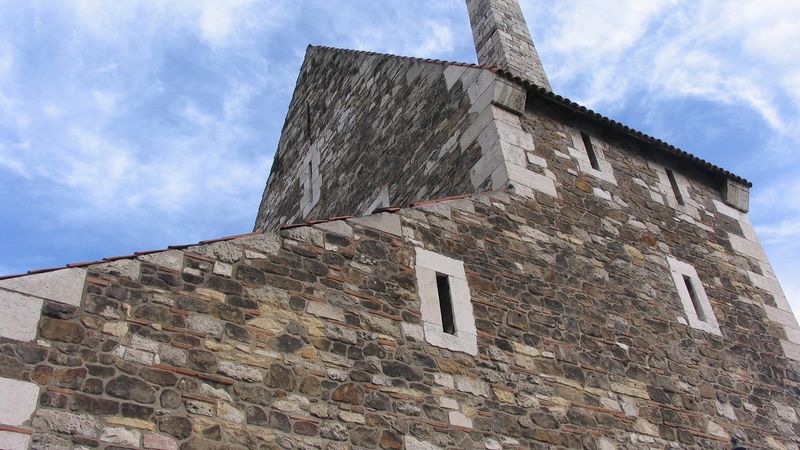 Dimineața Nebună. Un hoț care voia să jefuiască o casă a rămas blocat pe horn