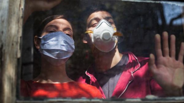 Dimineaţa Nebună. Era la prima întâlnire când a aflat că trebuie să intre în carantină cu bărbatul pe care îl cunoscuse la o „întâlnire pe nevăzute”. Cum rezistă cei doi în aceeași casă acum