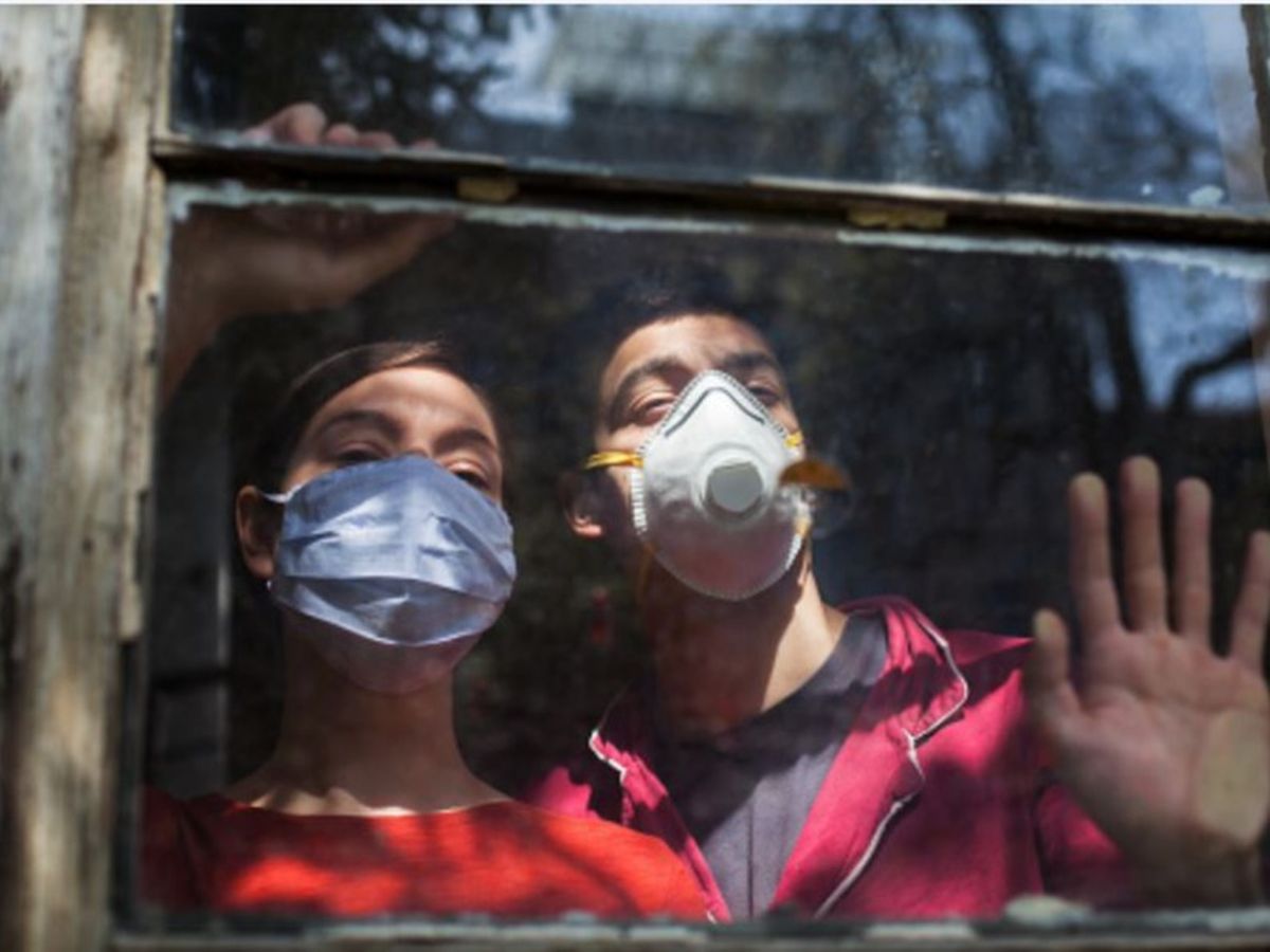 Era la prima întâlnire când a aflat că trebuie să intre în carantină cu bărbatul cu care se cunoscuse la o „întâlnire pe nevăzute”. Cum rezistă cei doi în aceeași casă acum