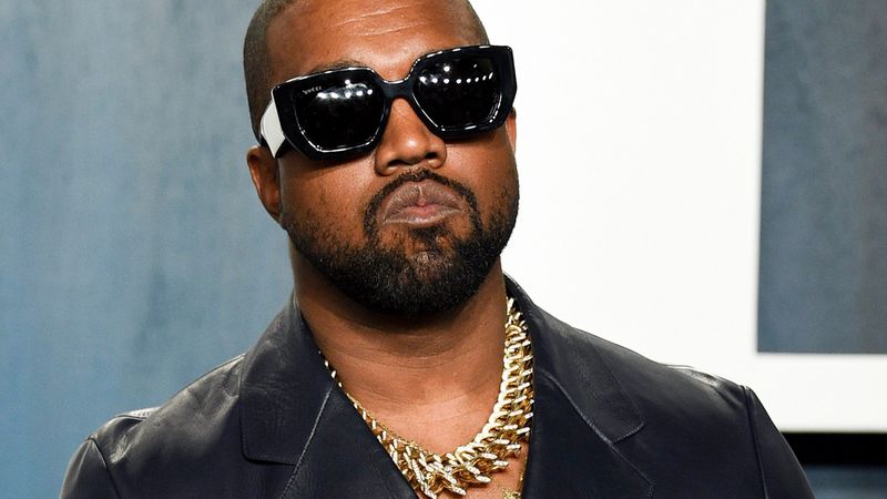 Kanye West, cercetat pentru agresiune după și-a dobor&acirc;t un fan la păm&acirc;nt cu un pumn! Rapperul american riscă să facă &icirc;nchisoare