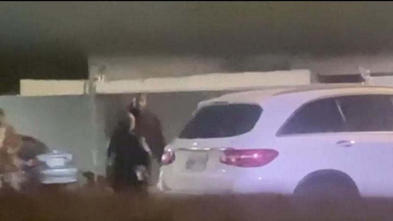 Kanye West, cercetat pentru agresiune după și-a doborât un fan la pământ cu un pumn! Rapperul american riscă să facă închisoare