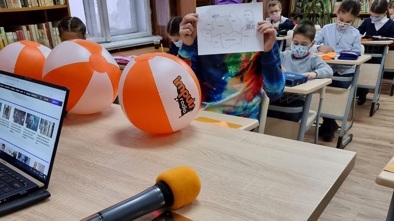 Clasa &bdquo;Dimineața Nebună&rdquo; a fost mobilată &icirc;n cadrul proiectului &bdquo;Facem școala bine&rdquo;. Cum au reacționat copiii și &icirc;nvățătoarea din cadrul Liceului Tudor Ciortea?! Video