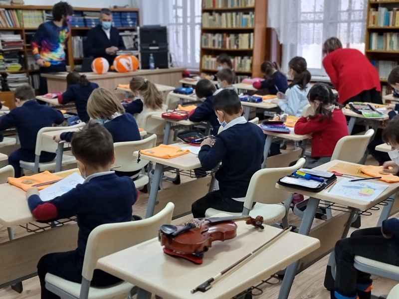 Clasa „Dimineața Nebună” a fost mobilată în cadrul proiectului „Facem școala bine”. Cum au reacționat copiii și învățătoarea din cadrul Liceului Tudor Ciortea?! Video