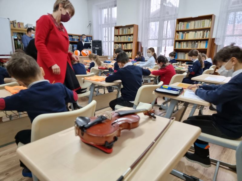 Clasa „Dimineața Nebună” a fost mobilată în cadrul proiectului „Facem școala bine”. Cum au reacționat copiii și învățătoarea din cadrul Liceului Tudor Ciortea?! Video