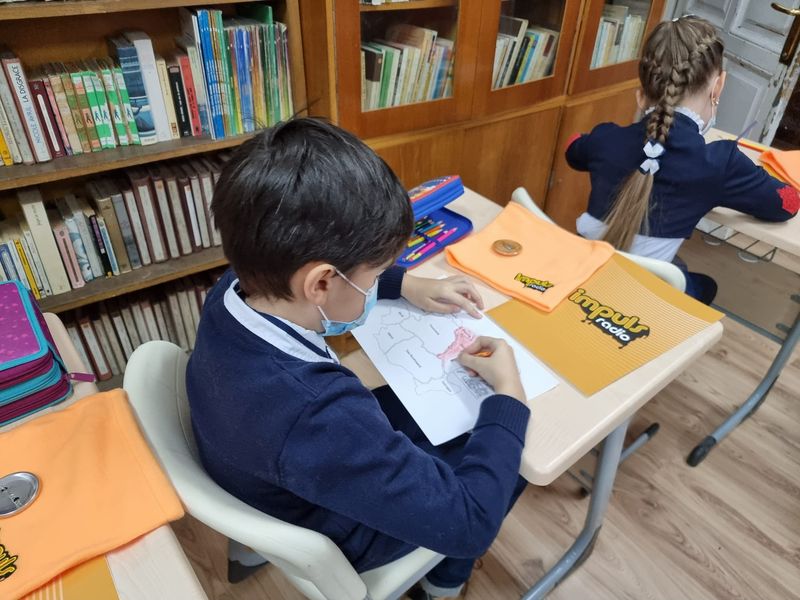 Clasa „Dimineața Nebună” a fost mobilată în cadrul proiectului „Facem școala bine”. Cum au reacționat copiii și învățătoarea din cadrul Liceului Tudor Ciortea?! Video