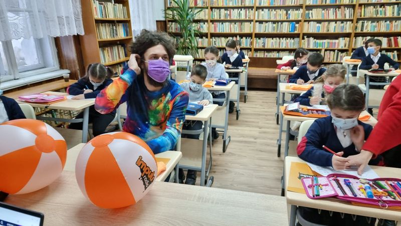 Clasa „Dimineața Nebună” a fost mobilată în cadrul proiectului „Facem școala bine”. Cum au reacționat copiii și învățătoarea din cadrul Liceului Tudor Ciortea?! Video