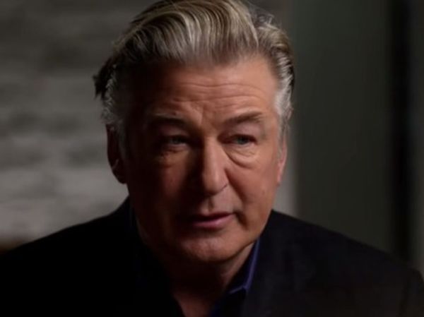 Noi detalii &icirc;n cazul lui Alec Baldwin! Actorul a predat telefonul său poliției pentru investigarea morții cineastei Halyna Hutchins