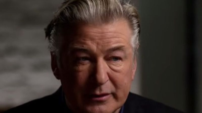 Noi detalii &icirc;n cazul lui Alec Baldwin! Actorul a predat telefonul său poliției pentru investigarea morții cineastei Halyna Hutchins