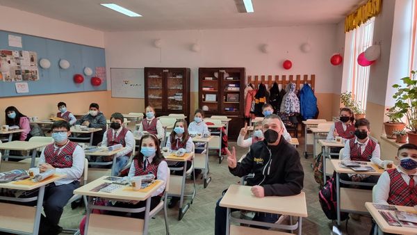 Clasa „Uzina de Dume” de la Școala Comana de Jos are de astăzi mobilier nou! Elevii clasei a 5-a iau pregătit o surpriză de mari proporții lui Ștefan Coroian